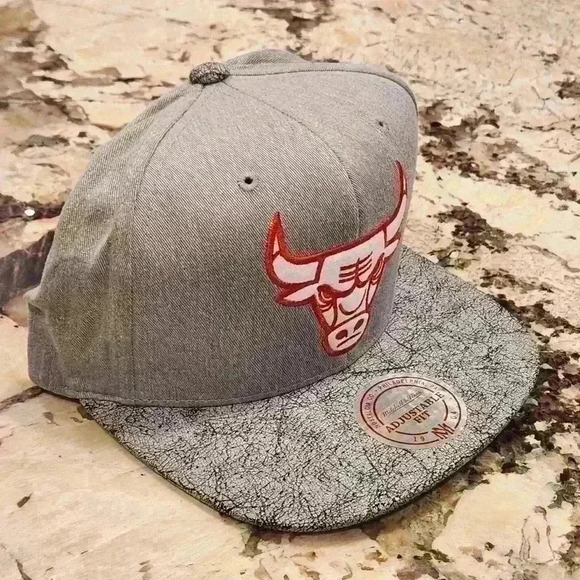 Mitchell & Ness Chicago Bulls Grey Adjustable One-Size Snap-Back NBA Cap Hat - Picture 1 of 10